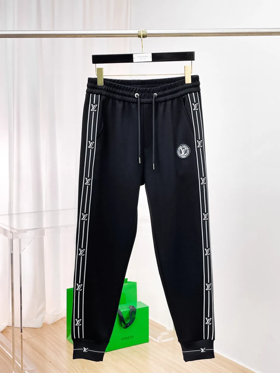 🅿️540 LV 2025 autumn and winter new counter, the same casual Tencel cotton fabric suit, breathable, comfortable and casual! Full of high-end feel! The details are exquisite and high-end, and the workmanship is impeccable! The original high-end fabric is very high-end! The fabric is crisp, anti-wrinkle and wear-resistant, warm, neat and stylish. Everyone must buy a set this autumn and winter. They must look cool and cool when wearing it. This is a model that we highly recommend! M-3XL
